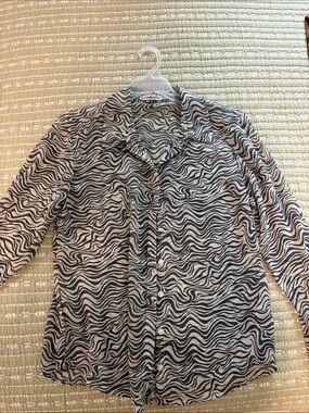 Abercrombie & Fitch Black and White Wavy Print Button-Down Shirt